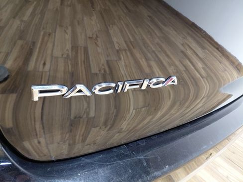 Certified 2024 Chrysler Pacifica Touring-L FWD image 28