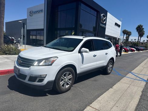 Used 2017 Chevrolet Traverse LT FWD image 2