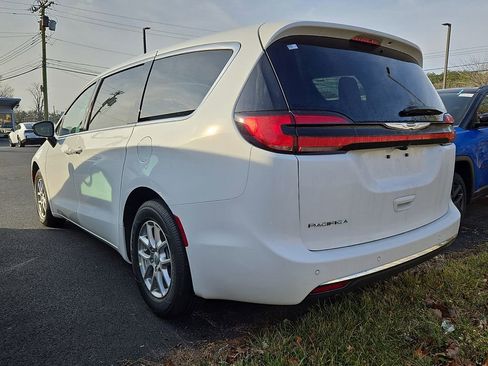 New 2026 Chrysler Pacifica Select image 3