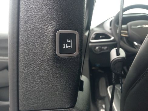 New 2026 Chrysler Pacifica Limited image 17