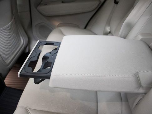 Certified 2025 Volvo XC60 T8 Plus w/ Protection Package Premier image 31