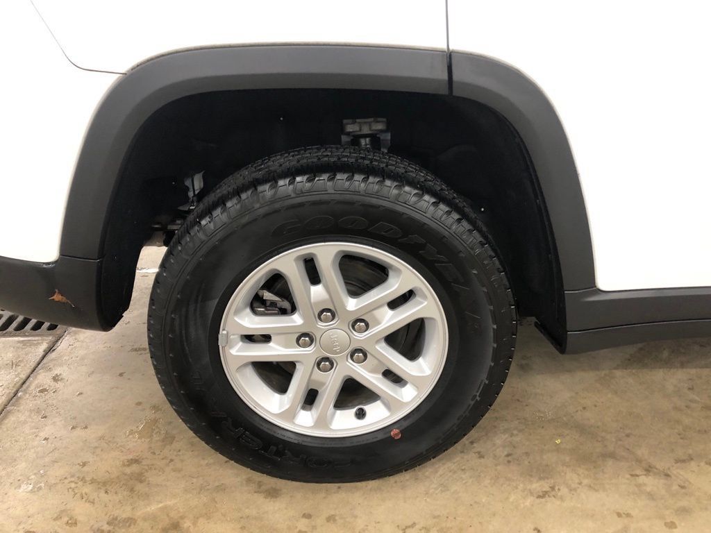 Used 2024 Jeep Grand Cherokee Laredo AWD/4WD image 26