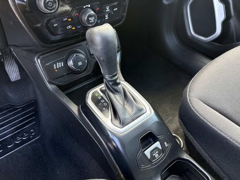 Used 2020 Jeep Renegade Latitude w/ UConnect 8.4 Nav Group AWD/4WD image 25