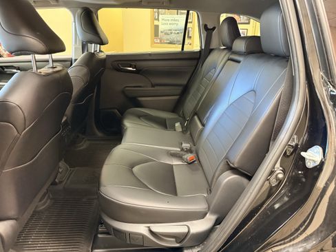 Used 2024 Toyota Highlander XLE AWD/4WD image 8