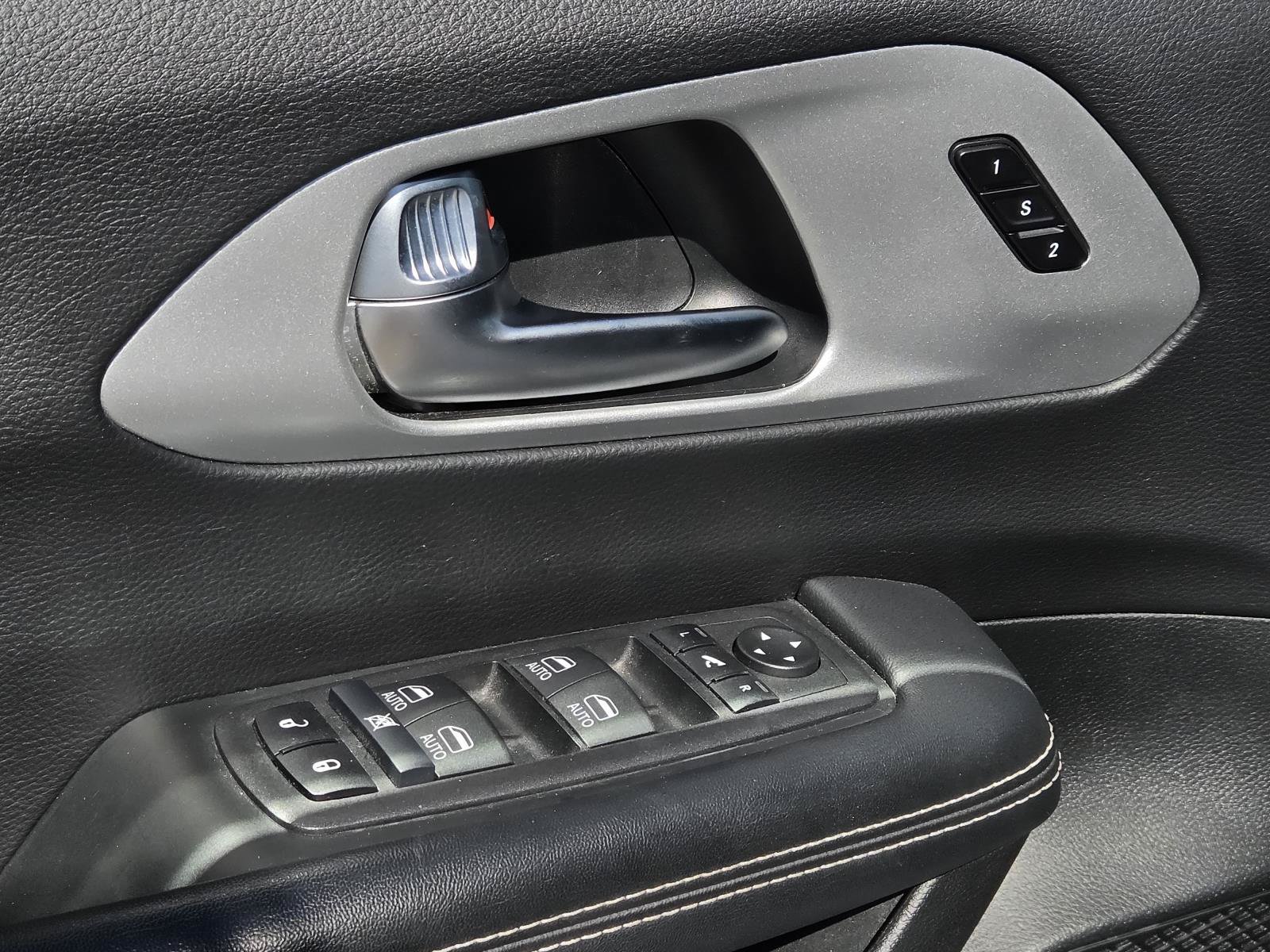Used 2025 Chrysler Pacifica Limited FWD image 28