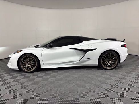 Used 2024 Chevrolet Corvette Stingray Premium Cpe w/ Z51 Performance Package RWD image 35