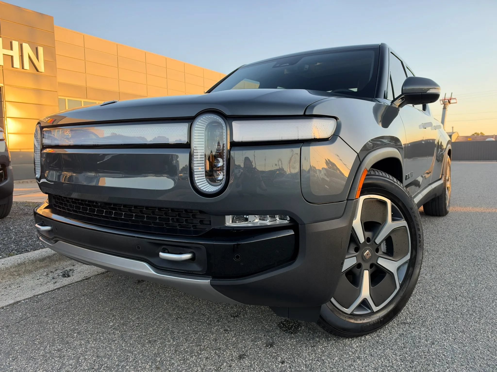 Used 2024 Rivian R1T Adventure Dual AWD/4WD image 1