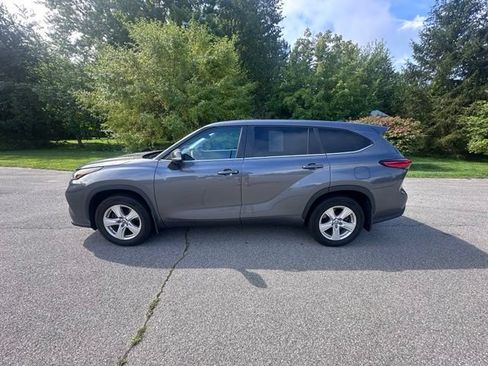 Used 2023 Toyota Highlander LE AWD/4WD image 6