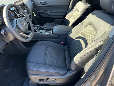 New 2025 Nissan Pathfinder SV w/ SV Premium Package image 9