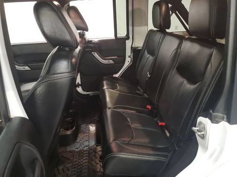 Used 2018 Jeep Wrangler Unlimited Sahara w/ Connectivity Group AWD/4WD image 25