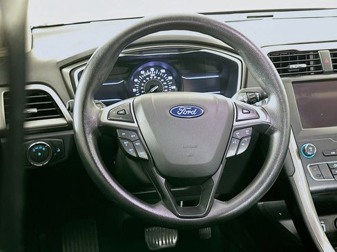Used 2020 Ford Fusion SE image 18