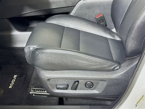 Used 2025 Nissan Rogue SV w/ SV Premium Package image 16