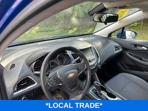 Used 2018 Chevrolet Cruze LT w/ Convenience Package FWD image 6