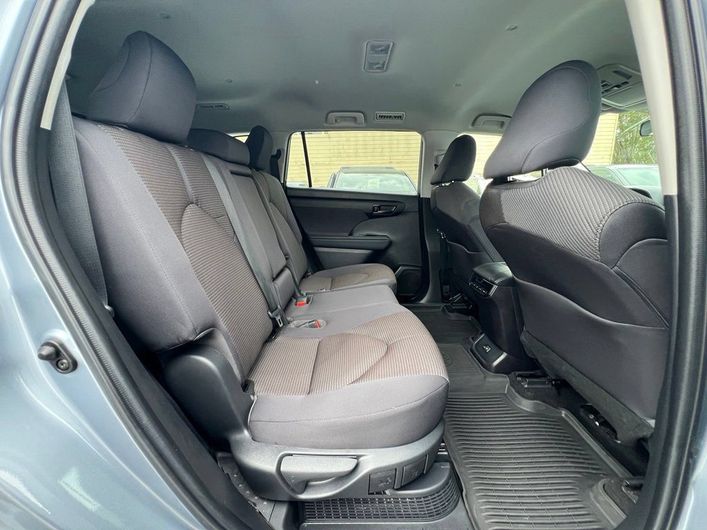 Used 2023 Toyota Highlander LE AWD/4WD image 21