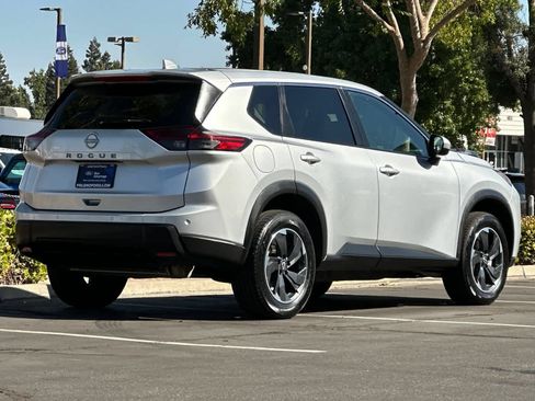 Used 2025 Nissan Rogue SV FWD image 2