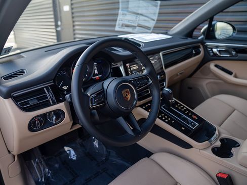 Certified 2026 Porsche Macan AWD/4WD image 4