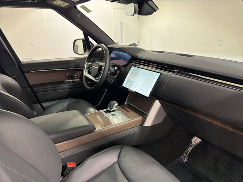 Used 2024 Land Rover Range Rover Long Wheelbase SE image 24
