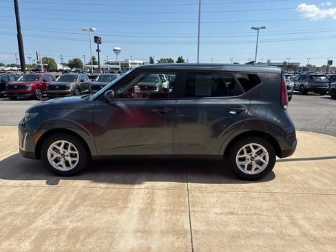 Used 2025 Kia Soul LX FWD image 2