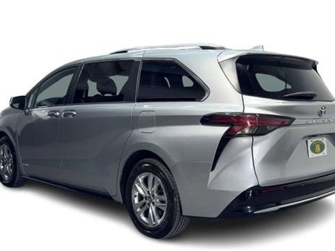 Used 2021 Toyota Sienna Limited FWD image 4
