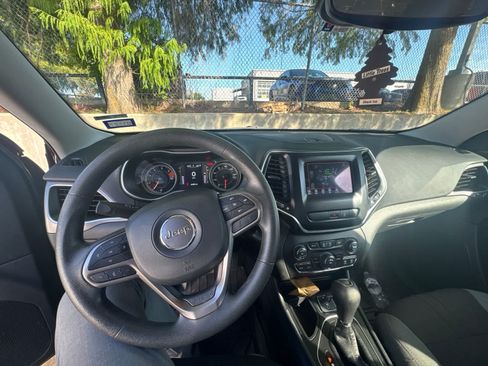 Used 2021 Jeep Cherokee Latitude FWD image 6