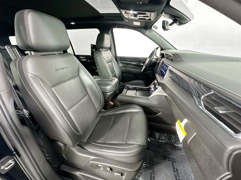 Used 2021 GMC Yukon XL Denali w/ Denali Premium Package RWD image 32