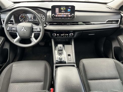 Used 2022 Mitsubishi Outlander ES image 3