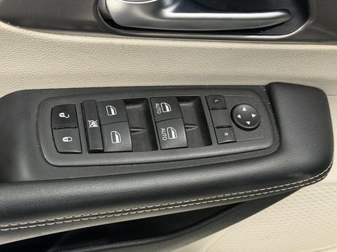 Used 2023 Chrysler Pacifica Touring-L FWD image 21