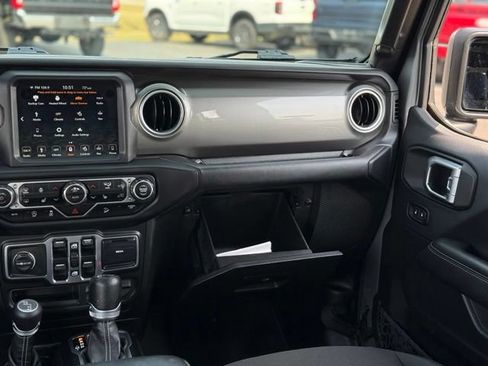 Used 2018 Jeep Wrangler Unlimited Sahara w/ Dual Top Group AWD/4WD image 17