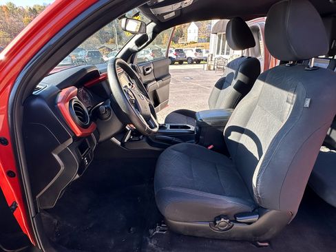 Used 2017 Toyota Tacoma TRD Sport image 8