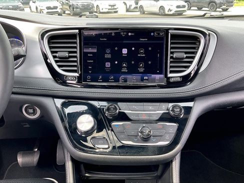 Used 2025 Chrysler Pacifica Limited FWD image 23