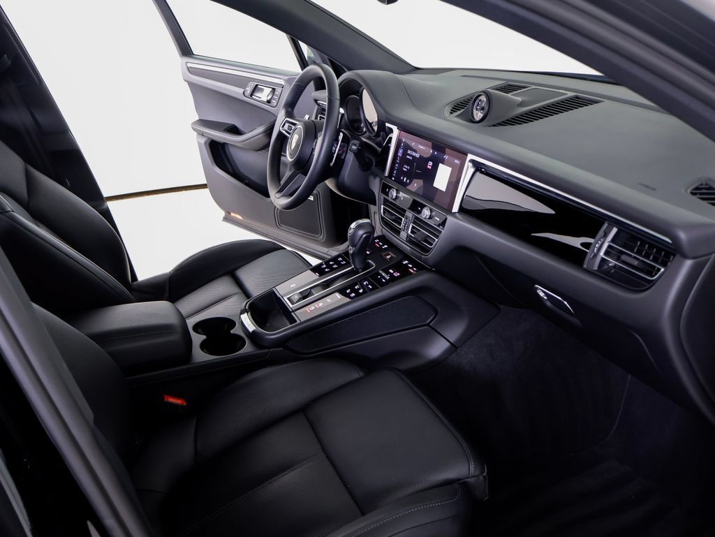 Certified 2024 Porsche Macan AWD/4WD image 9