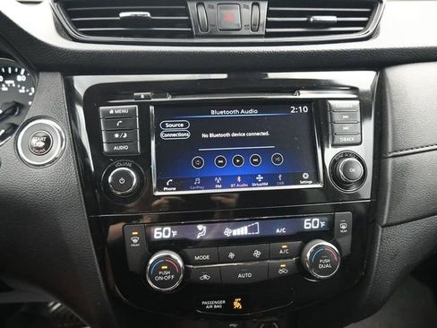 Used 2019 Nissan Rogue SV AWD/4WD image 18