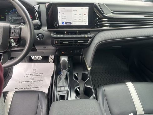 Used 2025 Toyota Camry SE image 18