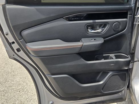 Used 2025 Honda Pilot TrailSport image 15