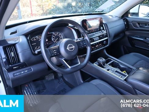 Used 2025 Nissan Pathfinder SV image 15