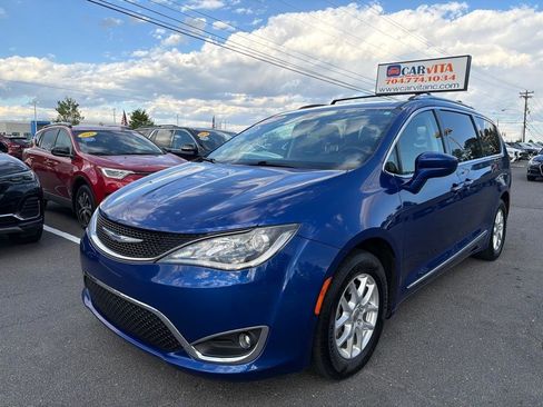 Used 2020 Chrysler Pacifica Touring-L FWD image 1