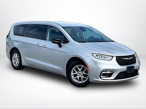 Used 2024 Chrysler Pacifica Touring-L FWD image 13