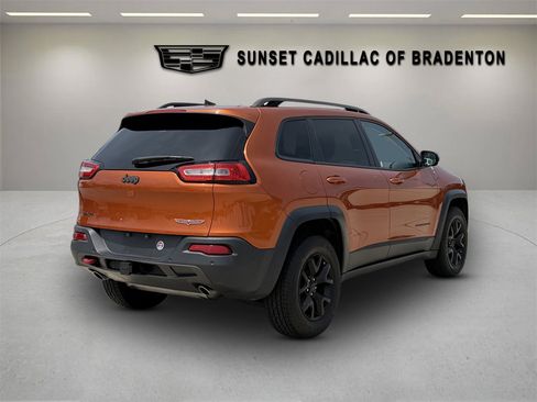 Used 2016 Jeep Cherokee Trailhawk w/ Comfort/Convenience Group AWD/4WD image 3