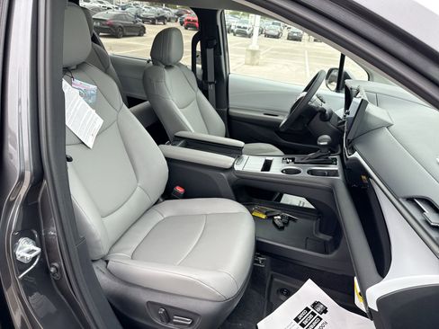 Certified 2025 Toyota Sienna XLE image 27