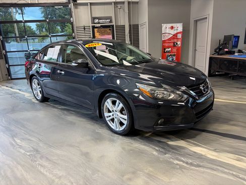 Used 2017 Nissan Altima 3.5 SL w/ 3.5SL Technology Package FWD image 1