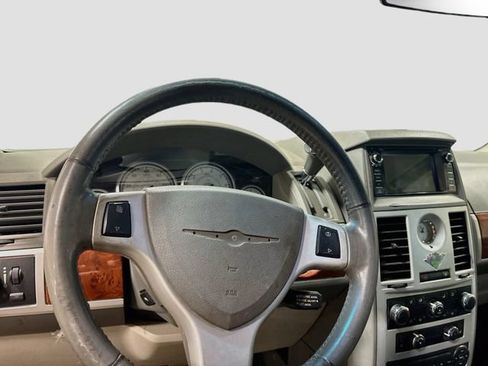 Used 2008 Chrysler Town & Country Touring FWD image 10