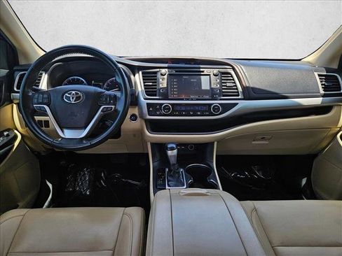 Used 2019 Toyota Highlander XLE FWD image 18