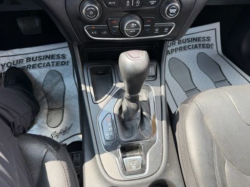 Used 2021 Jeep Cherokee Limited FWD image 15