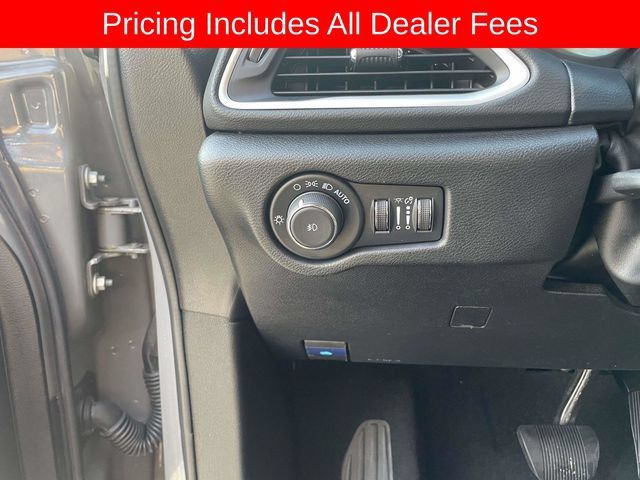 Used 2025 Chrysler Pacifica Select FWD image 24