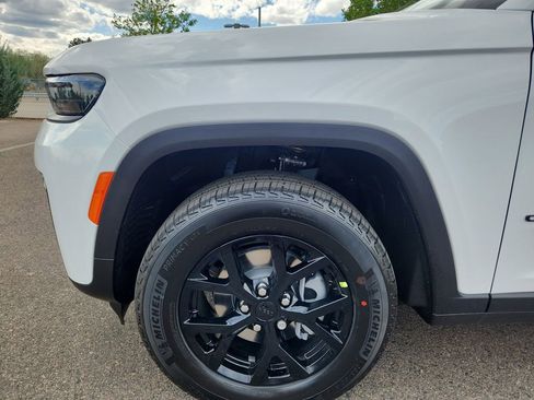 New 2026 Jeep Grand Cherokee Altitude AWD/4WD image 9