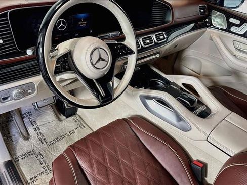 Used 2024 Mercedes-Benz Maybach GLS 600 4MATIC image 9