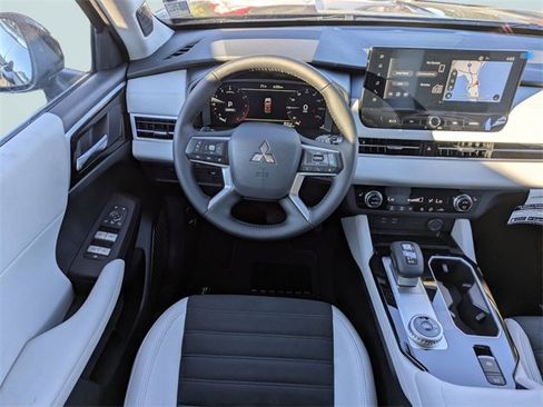 New 2025 Mitsubishi Outlander SE image 17