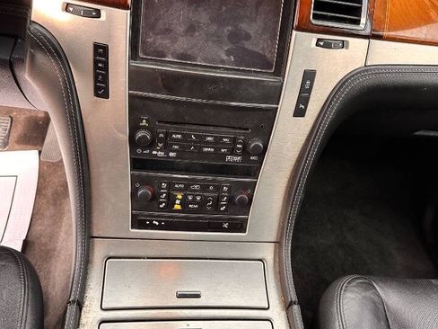 Used 2013 Cadillac Escalade Platinum RWD image 13