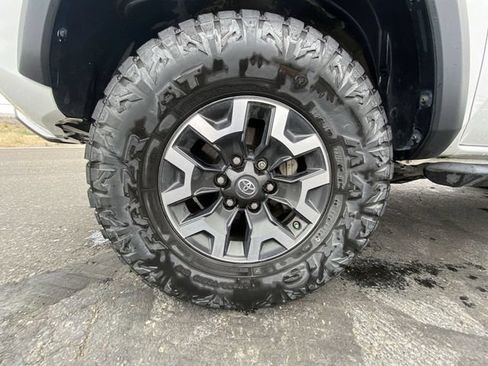 Used 2019 Toyota Tacoma TRD Off-Road AWD/4WD image 10