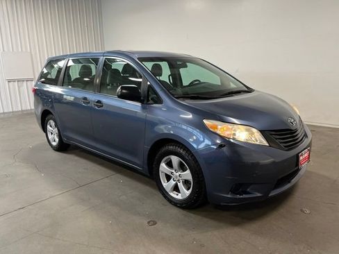 Used 2017 Toyota Sienna L FWD image 1